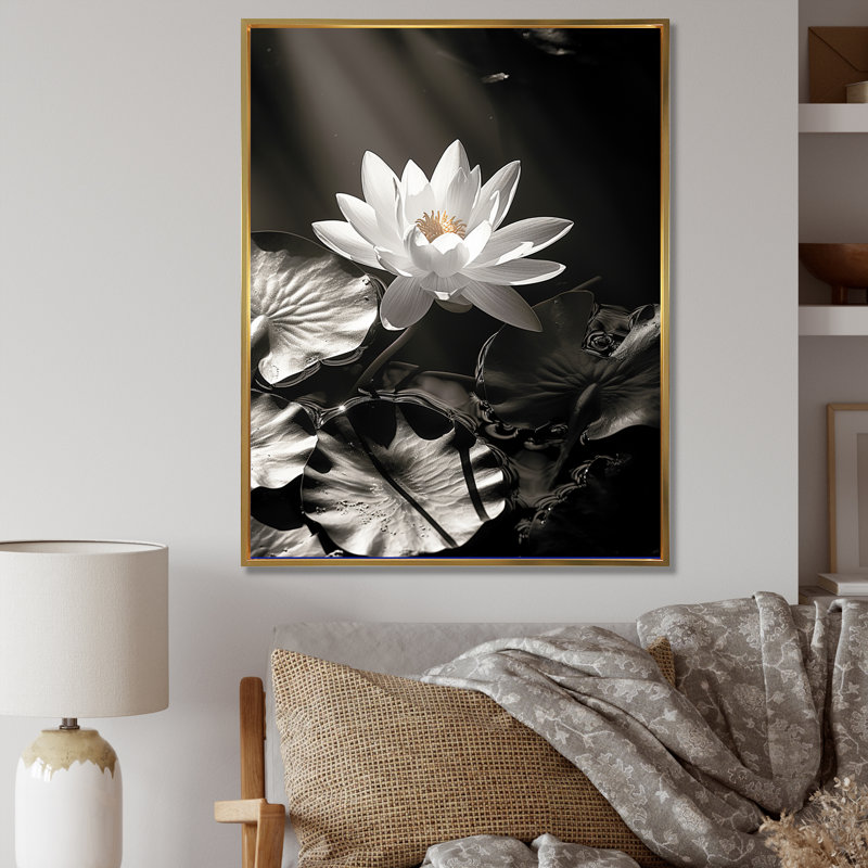 Lotus dans la jungle sur toile, Cadre flottant doré, H 44 po x l 34 po x P 1,5 po