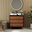 Meuble-lavabo de style milieu du siècle avec lavabo en céramique, comptoir en pierre frittée et structure stable en acier. Pieds de salle de bain en acier inoxydable, rangements pratiques.