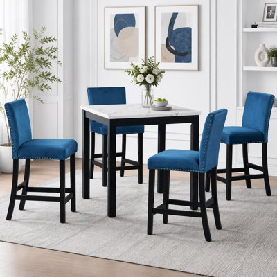 Ensemble de salle à manger 5 pièces à hauteur de comptoir avec table en faux marbre et chaises en velours