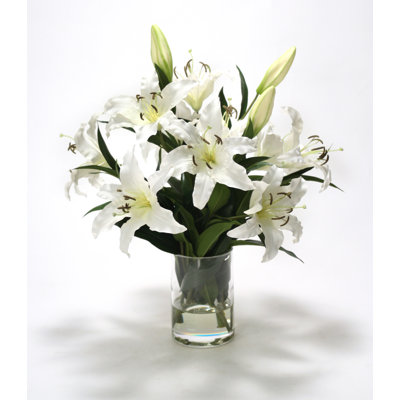 Arrangement floral lilies de casablanca dans un vase en verre