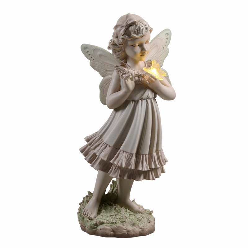 Fille tenant une statue de jardin éclairée par un papillon à énergie solaire à DEL