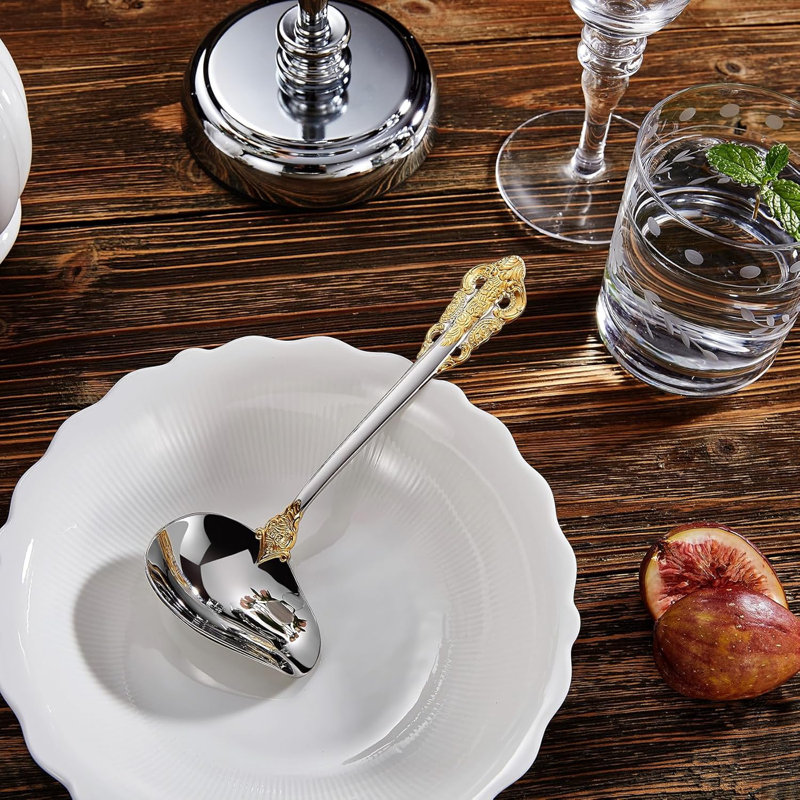 Louche à sauce en acier inoxydable 18/10 de qualité supérieure avec accent doré - cuillère à sauce 7,2 pouces pour soupe, bouillon et punch - solide, robuste et lavable au lave-vaisselle