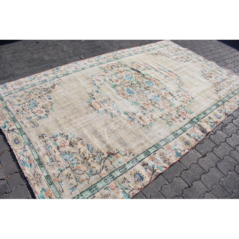 Tapis turc rétro dans des tons subtils, idéal pour rehausser le décor de votre maison