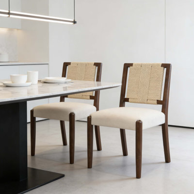 Ensemble de 2 chaises de salle à manger rembourrées - structure en bois d'hévéa noyer avec dossier en corde tissée et revêtement en tissu beige, cuisine côtière moderne et chaises de salle à manger