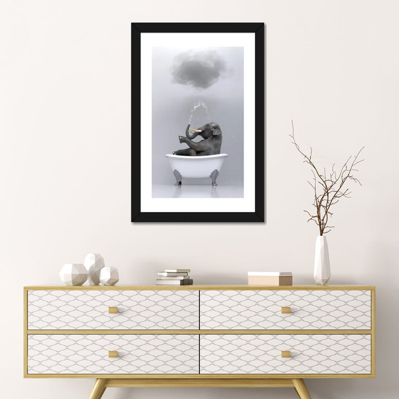 «Elephant Relaxing in the Bath 3» par Mike Kyiv - reproduction d'art, H 24 po x l 16 po x P 1 po, Papier encadré noir, Blanc