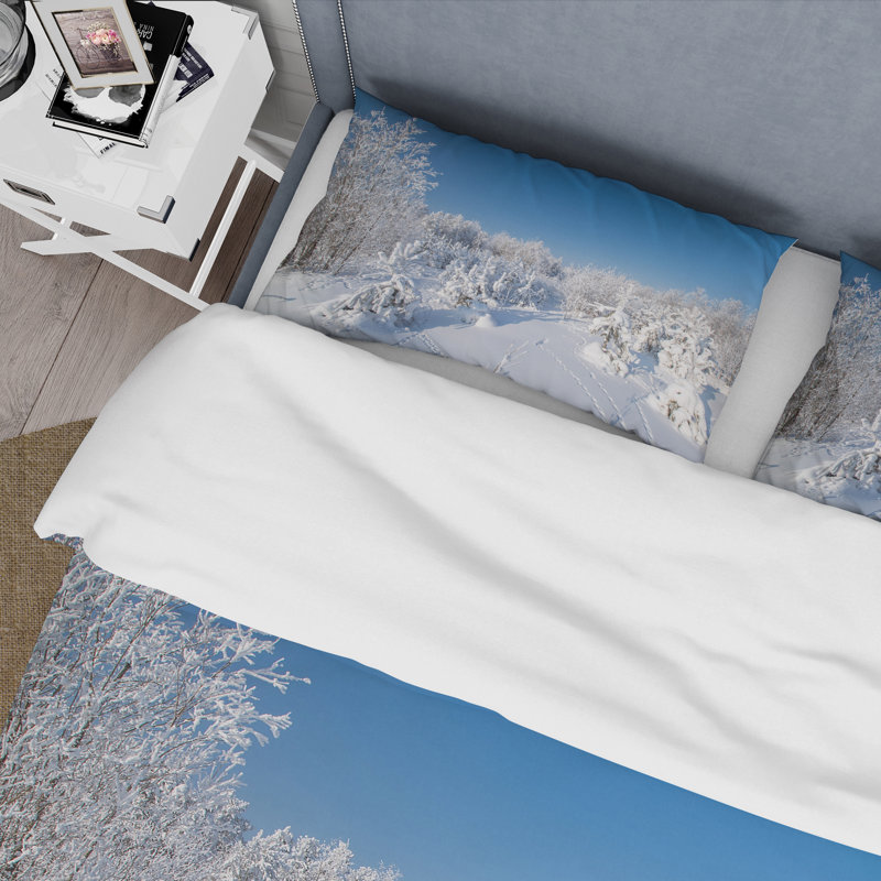 Blue Sky Over Winter Landscape III - Ensemble de housse de couette Cabin & Lodge - Microfibre de polyester