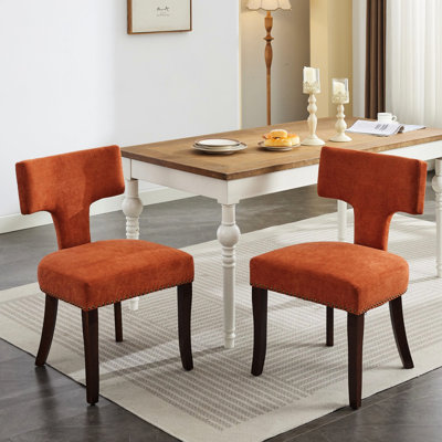 2 chaises de salle à manger de style Mid-Century moderne, chaises rembourrées en lin orange avec garniture cloutée incurvée et cuivre, structure en bois franc pour plus de solidité, coussin en mousse et siège confortable 2 en orange. Ornement de chaise en tissu.