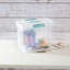 Grande boîte de rangement transparente avec loquets Sterilite ShowOffs