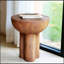 Table d'appoint ronde à 3 pieds en grain de bois Irgo, résistante aux intempéries et écologique Iris