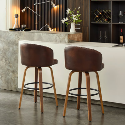 Tabouret de bar pivotant avec pieds en bois courbés, dossier capitonné et garniture cloutée