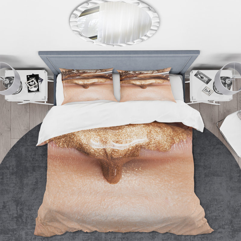 Maquillage et rouge à lèvres sur le visage d'un beau modèle - Ensemble de housse de couette moderne - Microfibre de polyester