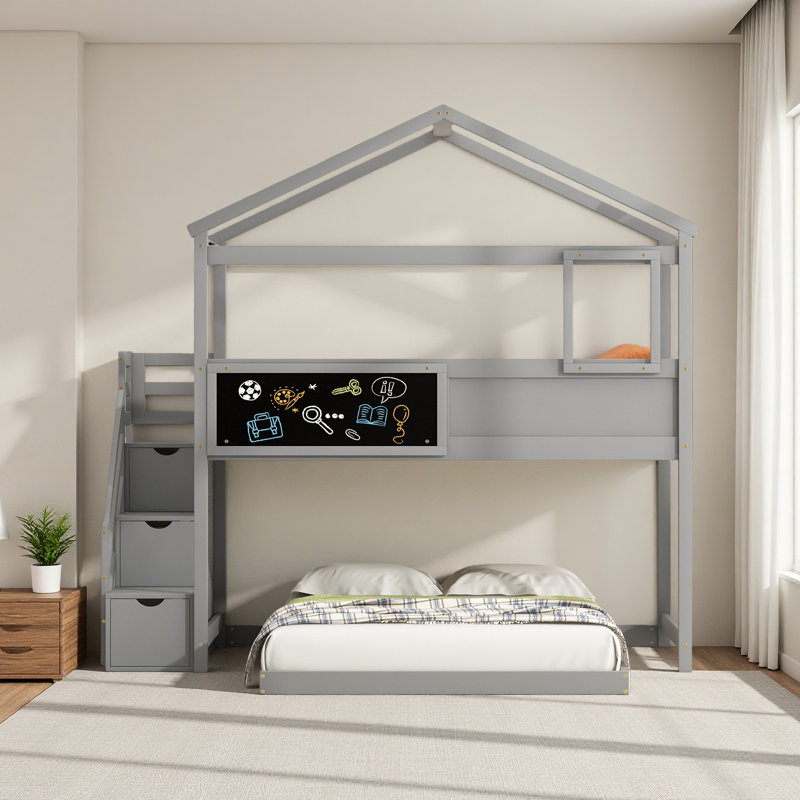 Lit superposé simple au dessus d'une chambre double avec escalier de rangement et tableau noir, Gris