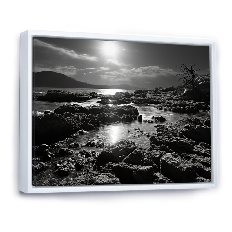 Plage rocheuse noire et blanche sur toile, H 30 po x l 40 po x P 1,5 po, Cadre flottant blanc