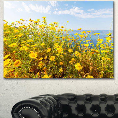« little yellow fleurs over shore shore », reproduction de photo sur toile tendue