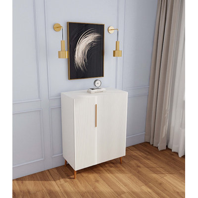 Buffet moderne blanc avec poignées dorées pour la cuisine
