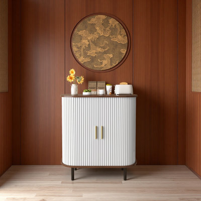 Armoire à vin cannelée de 28 po avec support à vin à 8 grilles, 5 tablettes réglables à 5 niveaux, 2 porte-verres, portes tambour coulissantes, 4 espaces de rangement cachés sur le côté, station de café moderne
