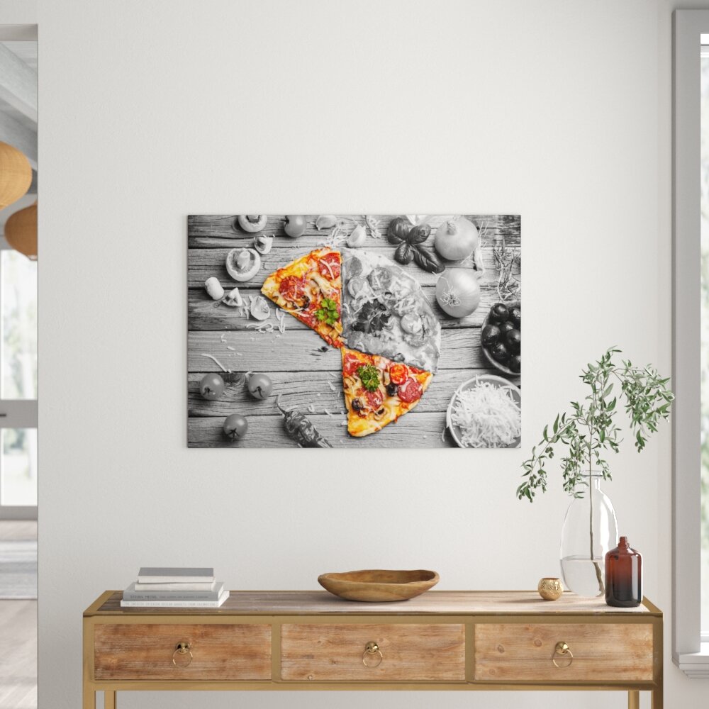 Leinwandbild Pizza auf Holztisch