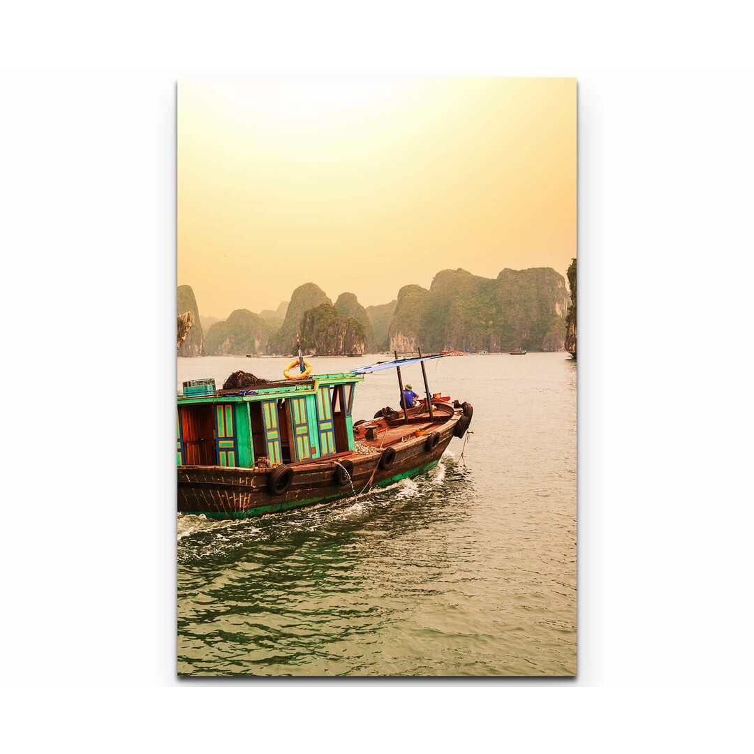 Leinwandbild Halong-Bucht mit buntem Boot - Vietnam