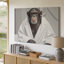 Toile, art mural Un chimpanzé portant un peignoir blanc moelleux assis dans une pose décontractée Le chimpanzé a une qualité supérieure prête à être accrochée