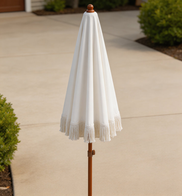 Parasol de patio à franges de 7 pi, UPF50 +, mât et nervures en acier de qualité supérieure, inclinaison à bouton-poussoir, blanc crème (base non incluse)