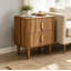 Table de chevet Boho-Style à 2 tiroirs, table de chevet moderne en bois de style Mid-Century avec lignes décoratives incrustées et poignées dorées, table de bout pour la chambre à coucher