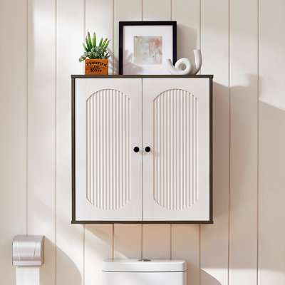 Armoire de salle de bain murale avec panneau de porte cannelé et tablette réglable, noyer et blanc, 1 pièce