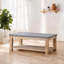 Table basse rectangulaire en béton avec pieds tournés en bois massif, plateau gris froid, salon