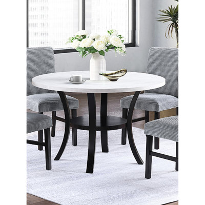 Table de salle à manger transitionnelle ronde, blanche et noire, tablette inférieure, 4 places assises, bois cintré, table avec tablette inférieure ouverte, plateau, pieds, look moderne, base en bois d'hévéa