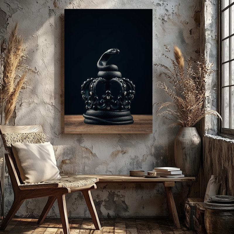 Toile, sculpture d'un serpent noir saisissant qui s'enroule élégamment sur une décoration murale ornée d'une couronne noire