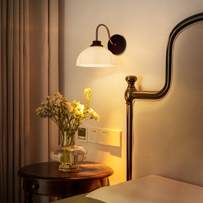 Applique murale vintage en bois et laiton | Double option de montage vers le haut et vers le bas avec abat-jour, lampe de chevet à douille E26 Wabi Sabi, applique murale incurvée en verre givré crème pour le couloir de la chambre à coucher