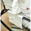 Très grande chaise berçante inclinable glissante rembourrée en tissu d'ameublement blanc, offrant une expérience relaxante et confortable avec un revêtement blanc doux, le choix parfait pour les terrasses de salon-49871297
