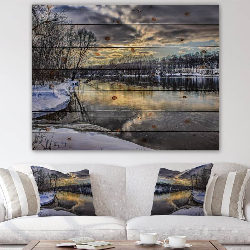 Soleil délicat réfléchi sur une rivière d'hiver dans les bois - Reproduction d'art sur bois sans cadre