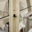 Vitrine d'angle en verre, fini blanc antique, structure robuste, étagère intérieure éclairée, blanc et verre, hauteur 173 cm, rangement décoratif