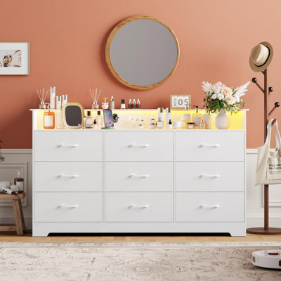 Commode 9 tiroirs de 65 po de largeur avec lumières DEL et station de charge - chambre à coucher, salon ou vestibule