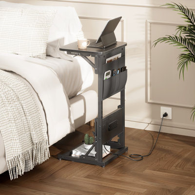 Table de bout en forme de C avec station de charge, table d'appoint Couch avec sac de rangement, plateau de télévision réglable en hauteur et pliable avec 2 ports et prises USB pour le salon, la chambre à coucher, noir