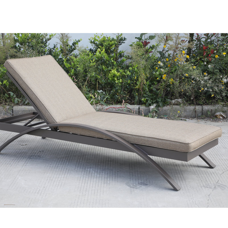 Chaise longue d'extérieur en métal Torkelson