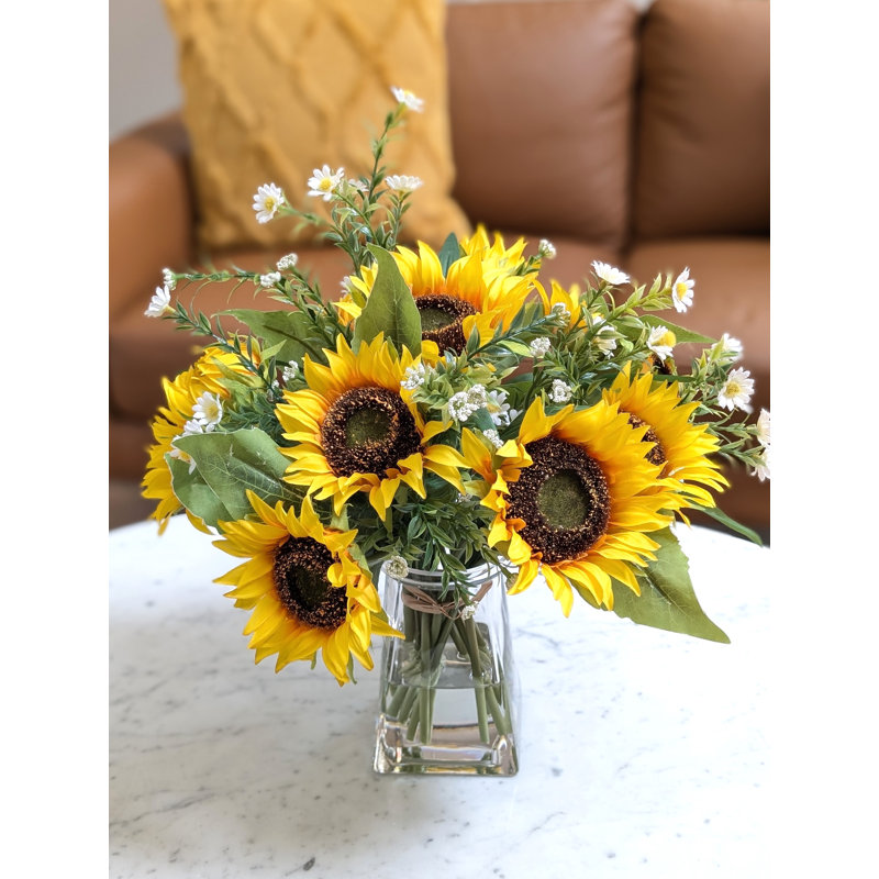 Arrangement de tournesol en fausse eau