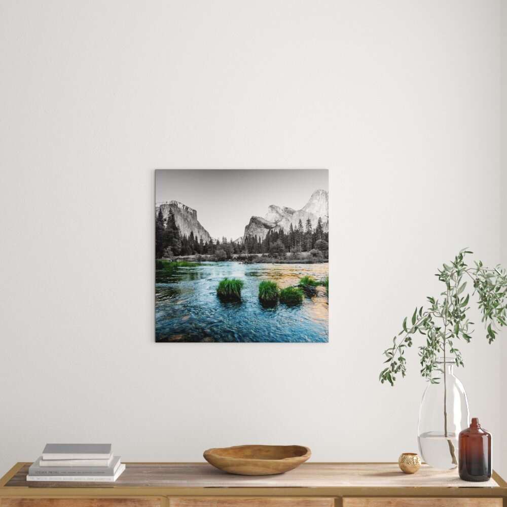 Leinwandbild Seichter Fluss vor Berglandschaft