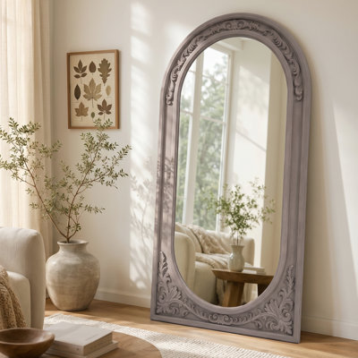 Miroir sur pied vintage français de 75 pouces avec cadre sculpté orné et finition grise vieillie.
