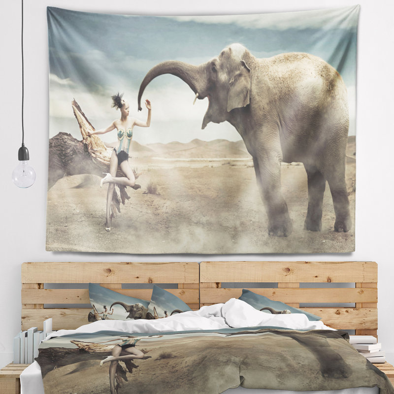 Femme sexy avec une tapisserie éléphant, H 32 po x l 39 po