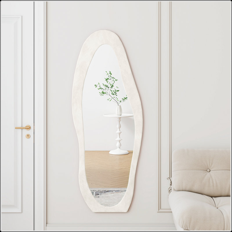 Miroir pleine grandeur avec cadre en bois enveloppé de flanelle, conception ondulée irrégulière pour un décor moderne et élégant
