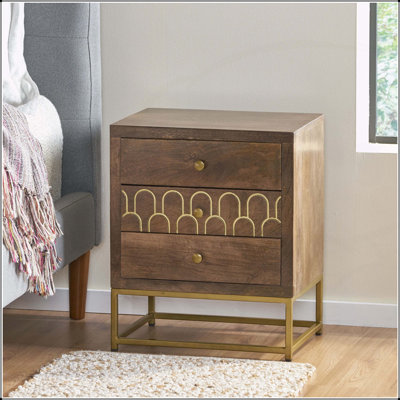 Table de chevet en bois de manguier, rangement à trois tiroirs et écaille de poisson dorée pour un décor moderne et élégant