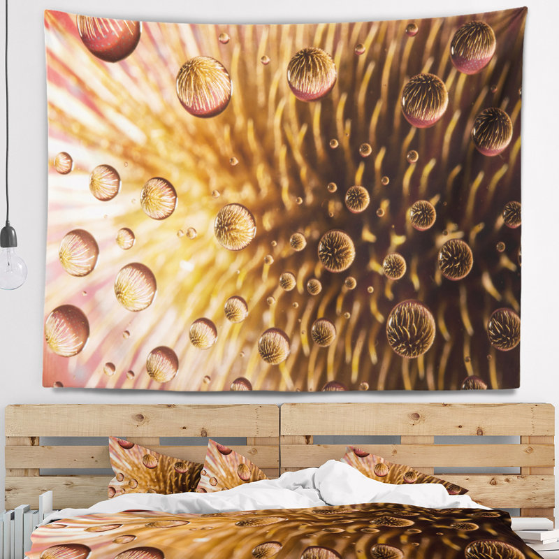 Fleur brune colorée dans une tapisserie de gouttes de pluie, H 78 po x l 92 po