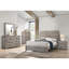 Très grand lit, chambre grise, chambre à coucher à structure simple en bois, meubles-829087509-829087508