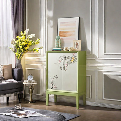 Armoire peinte à la main avec détails sculptés