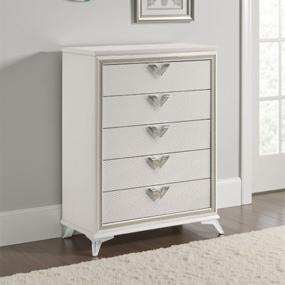 Commode haute Dery, 5 poignées triangulaires en chrome, blanc, or