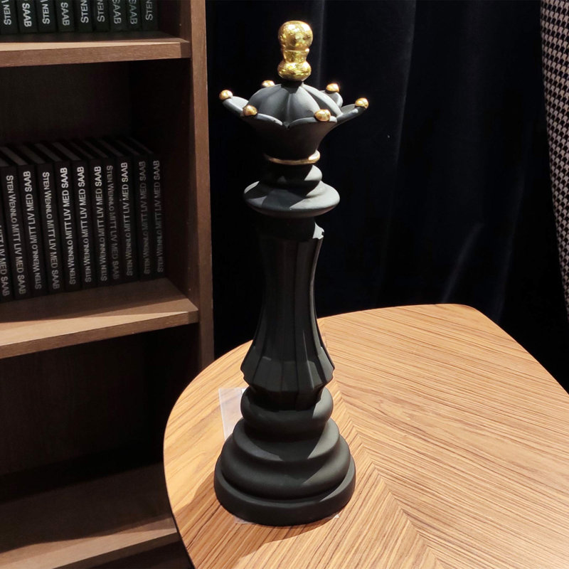 Ensemble de trois pièces d'échecs pour le roi et la reine des chevaliers