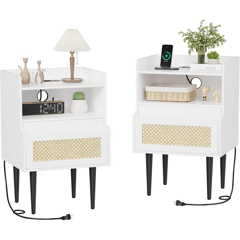 Ensemble de 2 tables de chevet, table de bout en rotin avec station de charge, 2 tablettes ouvertes à côté de la table