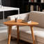 Table de bout de style Mid-Century moderne avec structure en bois massif, pieds inclinés et surface facile à nettoyer pour le salon et la chambre à coucher