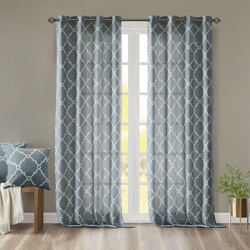 Panneau de rideau semi-transparent en polyester Stamatoula, H 63 po x l 50 po, Blanc / bleu